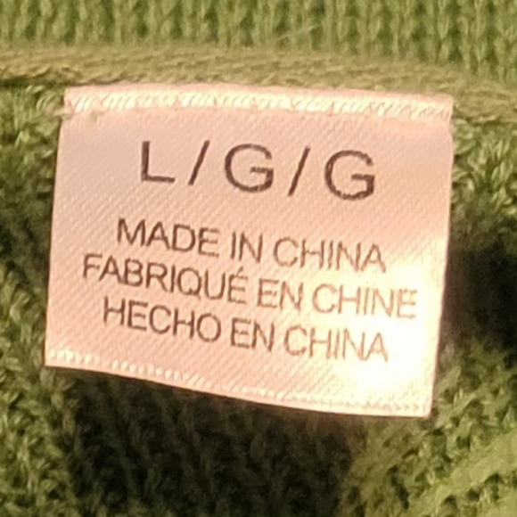 Roxy short sleeved sweater with a hood. It has two heart shaped buttons. - Picture 2 of 2